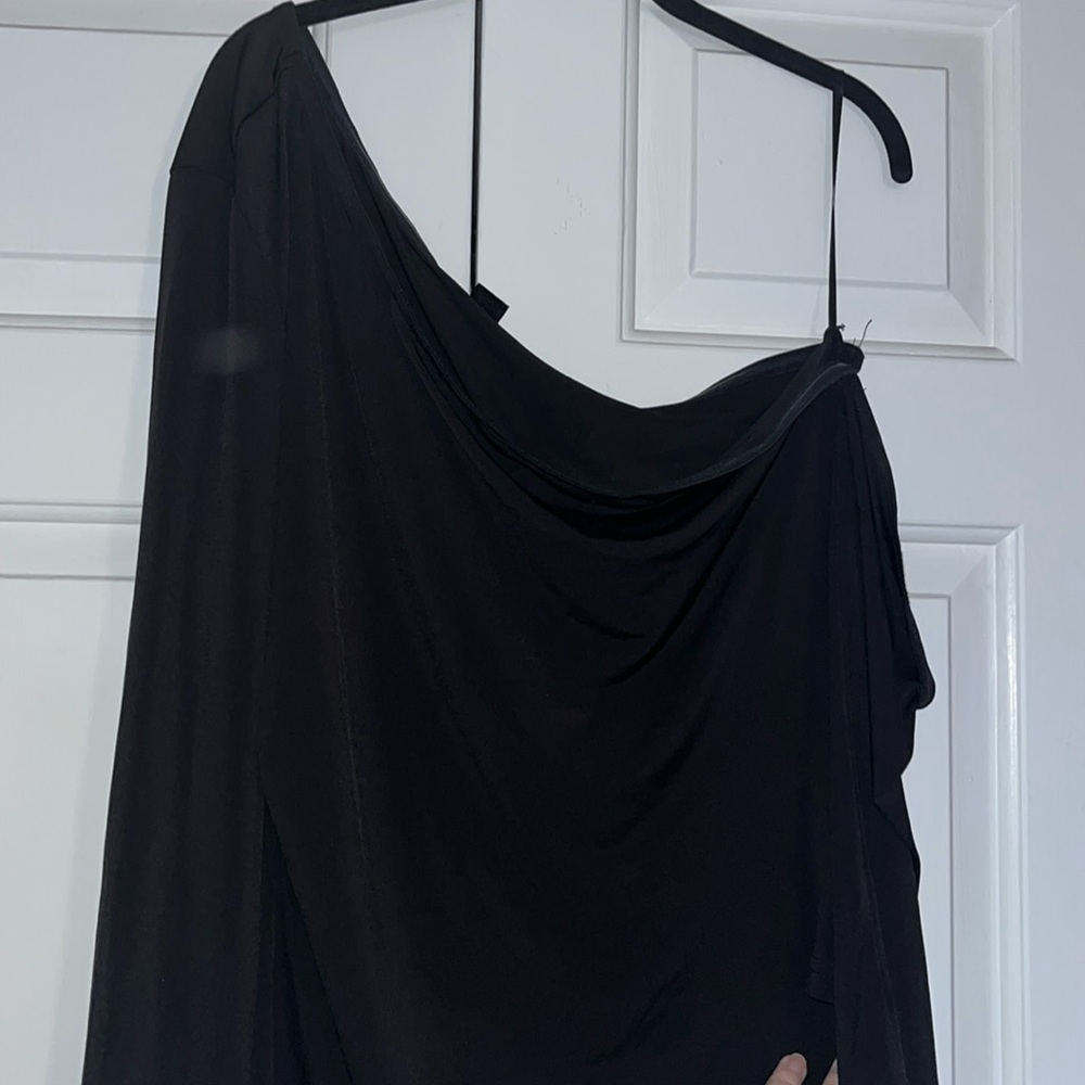 Last chance!! EUC, black Asymmetrical SHEIN top